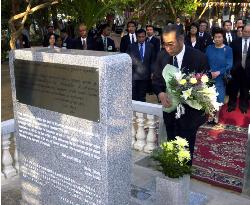 Obuchi visits monument dedicated to slain Japanese policeman